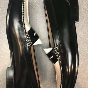Black and white Bass Weejun loafers. Worn once EUC